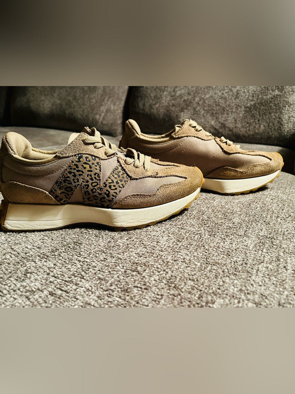 New Balance Classics 327 Sneaker in Leopard Print and Beige Size 7 - Picture 3 of 8